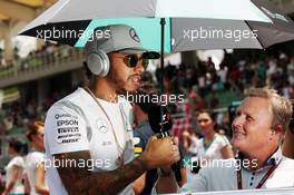 Lewis Hamilton (GBR) Mercedes AMG F1 with Johnny Herbert (GBR) Sky Sports F1 Presenter on the drivers parade. 02.10.2016. Formula 1 World Championship, Rd 16, Malaysian Grand Prix, Sepang, Malaysia, Sunday.