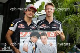 (L to R): Carlos Sainz Jr (ESP) Scuderia Toro Rosso with Daniil Kvyat (RUS) Scuderia Toro Rosso. 29.09.2016. Formula 1 World Championship, Rd 16, Malaysian Grand Prix, Sepang, Malaysia, Thursday.