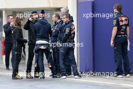 Pirelli technicians talks to Daniil Kvyat (RUS), Red Bull Racing  26.01.2016. Formula One Pirelli Wet Weather Testing, Paul Ricard, France. Tuesday.