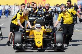 Kevin Magnussen (DEN) Renault Sport F1 Team RS16 on the grid. 01.05.2016. Formula 1 World Championship, Rd 4, Russian Grand Prix, Sochi Autodrom, Sochi, Russia, Race Day.