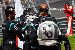 Mercedes AMG F1 mechanics on the grid. 01.05.2016. Formula 1 World Championship, Rd 4, Russian Grand Prix, Sochi Autodrom, Sochi, Russia, Race Day.
