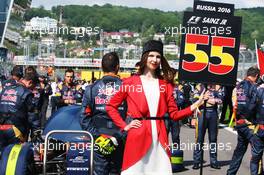 Grid girl for Carlos Sainz Jr (ESP) Scuderia Toro Rosso STR11. 01.05.2016. Formula 1 World Championship, Rd 4, Russian Grand Prix, Sochi Autodrom, Sochi, Russia, Race Day.
