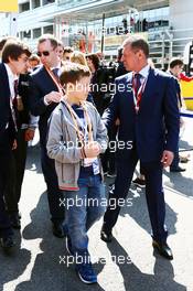 Dmitry Kozak (RUS) Russian Deputy Prime Minister on the grid with family. 01.05.2016. Formula 1 World Championship, Rd 4, Russian Grand Prix, Sochi Autodrom, Sochi, Russia, Race Day.