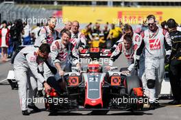 Esteban Gutierrez (MEX) Haas F1 Team VF-16 on the grid. 01.05.2016. Formula 1 World Championship, Rd 4, Russian Grand Prix, Sochi Autodrom, Sochi, Russia, Race Day.