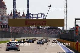 The start of the race. 01.05.2016. Formula 1 World Championship, Rd 4, Russian Grand Prix, Sochi Autodrom, Sochi, Russia, Race Day.