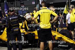 Kevin Magnussen (DEN) Renault Sport F1 Team RS16 on the grid. 18.09.2016. Formula 1 World Championship, Rd 15, Singapore Grand Prix, Marina Bay Street Circuit, Singapore, Race Day.