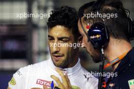 Daniel Ricciardo (AUS) Red Bull Racing with Simon Rennie (GBR) Red Bull Racing Race Engineer on the grid. 18.09.2016. Formula 1 World Championship, Rd 15, Singapore Grand Prix, Marina Bay Street Circuit, Singapore, Race Day.