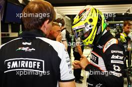 Sergio Perez (MEX) Sahara Force India F1 with Xavi Martos (ESP) Sahara Force India F1 Team Physio. 18.09.2016. Formula 1 World Championship, Rd 15, Singapore Grand Prix, Marina Bay Street Circuit, Singapore, Race Day.