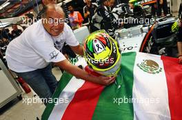 Antonio Perez (MEX) father of Sergio Perez (MEX) Sahara Force India F1 Team. 18.09.2016. Formula 1 World Championship, Rd 15, Singapore Grand Prix, Marina Bay Street Circuit, Singapore, Race Day.