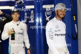 Lewis Hamilton (GBR) Mercedes AMG F1 and team mate Nico Rosberg (GER) Mercedes AMG F1 in qualifying parc ferme. 17.09.2016. Formula 1 World Championship, Rd 15, Singapore Grand Prix, Marina Bay Street Circuit, Singapore, Qualifying Day.
