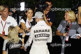 Nico Hulkenberg (GER) Sahara Force India F1 with the media. 17.09.2016. Formula 1 World Championship, Rd 15, Singapore Grand Prix, Marina Bay Street Circuit, Singapore, Qualifying Day.