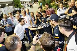 Dynamo (Steven Frayne) (GBR) Magician with Max Verstappen (NLD) Red Bull Racing. 17.09.2016. Formula 1 World Championship, Rd 15, Singapore Grand Prix, Marina Bay Street Circuit, Singapore, Qualifying Day.
