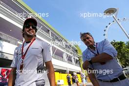 Fernando Alonso (ESP), McLaren Honda and Carlos Sainz (ESP) 18.09.2016. Formula 1 World Championship, Rd 15, Singapore Grand Prix, Marina Bay Street Circuit, Singapore, Race Day.