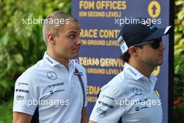 (L to R): Valtteri Bottas (FIN) Williams with team mate Felipe Massa (BRA) Williams. 18.09.2016. Formula 1 World Championship, Rd 15, Singapore Grand Prix, Marina Bay Street Circuit, Singapore, Race Day.