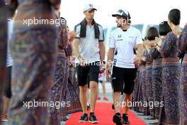 Romain Grosjean (FRA), Haas F1 Team and Fernando Alonso (ESP), McLaren Honda  18.09.2016. Formula 1 World Championship, Rd 15, Singapore Grand Prix, Marina Bay Street Circuit, Singapore, Race Day.