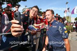 Christian Horner (GBR) Red Bull Racing Team Principal with fans. 18.09.2016. Formula 1 World Championship, Rd 15, Singapore Grand Prix, Marina Bay Street Circuit, Singapore, Race Day.