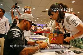 Lewis Hamilton (GBR) Mercedes AMG F1 signs autographs for the fans. 15.09.2016. Formula 1 World Championship, Rd 15, Singapore Grand Prix, Marina Bay Street Circuit, Singapore, Preparation Day.