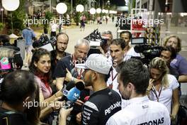 Lewis Hamilton (GBR) Mercedes AMG F1 with the media. 15.09.2016. Formula 1 World Championship, Rd 15, Singapore Grand Prix, Marina Bay Street Circuit, Singapore, Preparation Day.