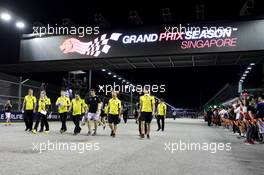 Jolyon Palmer (GBR) Renault Sport F1 Team walks the circuit with the team. 15.09.2016. Formula 1 World Championship, Rd 15, Singapore Grand Prix, Marina Bay Street Circuit, Singapore, Preparation Day.