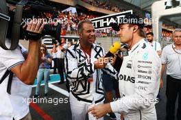 Kai Ebel (GER) RTL TV Presenter with Nico Rosberg (GER) Mercedes AMG F1 on the grid. 27.11.2016. Formula 1 World Championship, Rd 21, Abu Dhabi Grand Prix, Yas Marina Circuit, Abu Dhabi, Race Day.