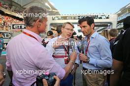 (L to R): David Coulthard (GBR) Red Bull Racing and Scuderia Toro Advisor / Channel 4 F1 Commentator with Mika Hakkinen (FIN) and Mark Webber (AUS) Channel 4 Presenter, on the grid. 27.11.2016. Formula 1 World Championship, Rd 21, Abu Dhabi Grand Prix, Yas Marina Circuit, Abu Dhabi, Race Day.