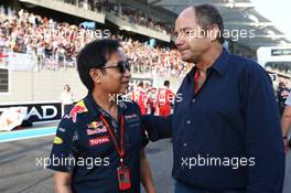 (L to R): Chalerm Yoovidhya (THA) Red Bull Racing Co-Owner with Gerhard Berger (AUT) on the grid. 27.11.2016. Formula 1 World Championship, Rd 21, Abu Dhabi Grand Prix, Yas Marina Circuit, Abu Dhabi, Race Day.