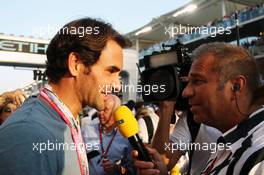 (L to R): Roger Federer (SUI) Tennis Player with Kai Ebel (GER) RTL TV Presenter on the grid. 27.11.2016. Formula 1 World Championship, Rd 21, Abu Dhabi Grand Prix, Yas Marina Circuit, Abu Dhabi, Race Day.
