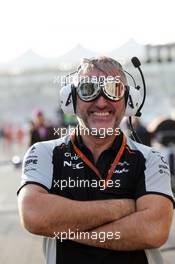 Sahara Force India F1 Team mechanic on the grid. 27.11.2016. Formula 1 World Championship, Rd 21, Abu Dhabi Grand Prix, Yas Marina Circuit, Abu Dhabi, Race Day.