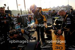 Jolyon Palmer (GBR) Renault Sport F1 Team   27.11.2016. Formula 1 World Championship, Rd 21, Abu Dhabi Grand Prix, Yas Marina Circuit, Abu Dhabi, Race Day.