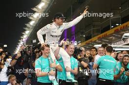 Nico Rosberg (GER) Mercedes AMG Petronas F1 W07 celebrates winning the world championship with his friends and team. 27.11.2016. Formula 1 World Championship, Rd 21, Abu Dhabi Grand Prix, Yas Marina Circuit, Abu Dhabi, Race Day.