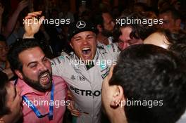 Nico Rosberg (GER) Mercedes AMG Petronas F1 W07 celebrates winning the world championship with his friends and team. 27.11.2016. Formula 1 World Championship, Rd 21, Abu Dhabi Grand Prix, Yas Marina Circuit, Abu Dhabi, Race Day.