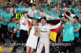 Nico Rosberg (GER) Mercedes AMG F1 celebrates his World Championship with wife Vivian Rosberg (GER) and the team. 27.11.2016. Formula 1 World Championship, Rd 21, Abu Dhabi Grand Prix, Yas Marina Circuit, Abu Dhabi, Race Day.