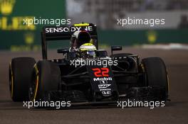 Jenson Button (GBR) McLaren MP4-31 heading to retirement with a broken front suspension. 27.11.2016. Formula 1 World Championship, Rd 21, Abu Dhabi Grand Prix, Yas Marina Circuit, Abu Dhabi, Race Day.