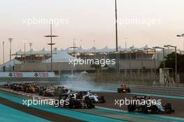 Max Verstappen (NLD) Red Bull Racing RB12 spins at the start of the race. 27.11.2016. Formula 1 World Championship, Rd 21, Abu Dhabi Grand Prix, Yas Marina Circuit, Abu Dhabi, Race Day.