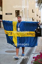 A swedish fan in the paddock. 24.11.2016. Formula 1 World Championship, Rd 21, Abu Dhabi Grand Prix, Yas Marina Circuit, Abu Dhabi, Preparation Day.