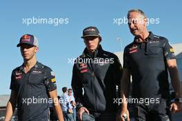 (L to R): Pierre Gasly (FRA) Red Bull Racing Third Driver with Max Verstappen (NLD) Red Bull Racing and Jonathan Wheatley (GBR) Red Bull Racing Team Manager. 21.10.2016. Formula 1 World Championship, Rd 18, United States Grand Prix, Austin, Texas, USA, Practice Day.