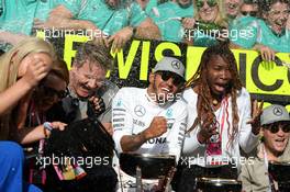 Race winner Lewis Hamilton (GBR) Mercedes AMG F1 celebrates with Lindsey Vonn (USA) Former Alpine Ski Racer; Gordon Ramsey (GBR) Celebrity Chef; Venus Williams (USA) Tennis Player, and the team. 23.10.2016. Formula 1 World Championship, Rd 18, United States Grand Prix, Austin, Texas, USA, Race Day.