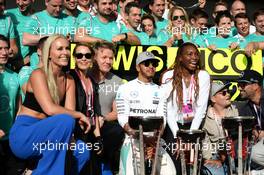 Race winner Lewis Hamilton (GBR) Mercedes AMG F1 celebrates with Lindsey Vonn (USA) Former Alpine Ski Racer; Gordon Ramsey (GBR) Celebrity Chef; Venus Williams (USA) Tennis Player, and the team. 23.10.2016. Formula 1 World Championship, Rd 18, United States Grand Prix, Austin, Texas, USA, Race Day.