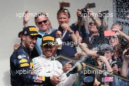 The podium (L to R): Daniel Ricciardo (AUS) Red Bull Racing and race winner Lewis Hamilton (GBR) Mercedes AMG F1 celebrate on the podium. 23.10.2016. Formula 1 World Championship, Rd 18, United States Grand Prix, Austin, Texas, USA, Race Day.
