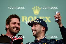 (L to R): Gerard Butler (GBR) Actor on the podium with Daniel Ricciardo (AUS) Red Bull Racing. 23.10.2016. Formula 1 World Championship, Rd 18, United States Grand Prix, Austin, Texas, USA, Race Day.