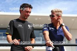 (L to R): Jolyon Palmer (GBR) Renault Sport F1 Team with Marcus Ericsson (SWE) Sauber F1 Team on the drivers parade. 23.10.2016. Formula 1 World Championship, Rd 18, United States Grand Prix, Austin, Texas, USA, Race Day.