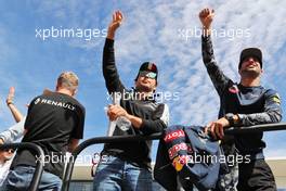 (L to R): Sergio Perez (MEX) Sahara Force India F1 with Daniel Ricciardo (AUS) Red Bull Racing on the drivers parade. 23.10.2016. Formula 1 World Championship, Rd 18, United States Grand Prix, Austin, Texas, USA, Race Day.