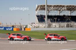 Race 2, James Nash (GBR) Seat Leon Team Craft-Bamboo LUKOIL  and Pepe Oriola (ESP) SEAT Leon, Team Craft-Bamboo LUKOIL 03.04.2016. TCR International Series, Rd 1, Sakhir, Bahrain, Sunday.