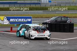 Race 2, Stefano Comini (SUI) Volkswagen Golf GTI TCR, Leopard Racing and Gianni Morbidelli (ITA) Honda Civic TCR, West Coast Racing 17-19.06.2016. TCR International Series, Rd 6, Oschersleben, Germany.