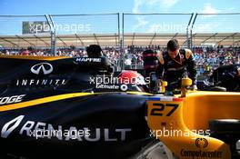 Nico Hulkenberg (GER) Renault Sport F1 Team RS17 on the grid. 26.03.2017. Formula 1 World Championship, Rd 1, Australian Grand Prix, Albert Park, Melbourne, Australia, Race Day.