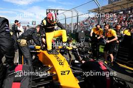 Nico Hulkenberg (GER) Renault Sport F1 Team RS17 on the grid. 26.03.2017. Formula 1 World Championship, Rd 1, Australian Grand Prix, Albert Park, Melbourne, Australia, Race Day.