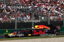 Daniel Ricciardo (AUS) Red Bull Racing RB13. 26.03.2017. Formula 1 World Championship, Rd 1, Australian Grand Prix, Albert Park, Melbourne, Australia, Race Day.