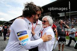 (L to R): Fernando Alonso (ESP) McLaren with Bernie Ecclestone (GBR) on the grid. 09.07.2017. Formula 1 World Championship, Rd 9, Austrian Grand Prix, Spielberg, Austria, Race Day.