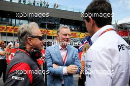 (L to R): Gene Haas (USA) Haas Automotion President with Sean Bratches (USA) Formula 1 Managing Director, Commercial Operations and Toto Wolff (GER) Mercedes AMG F1 Shareholder and Executive Director on the grid. 09.07.2017. Formula 1 World Championship, Rd 9, Austrian Grand Prix, Spielberg, Austria, Race Day.