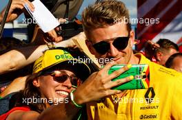 Nico Hulkenberg (GER) Renault Sport F1 Team with fans. 06.07.2017. Formula 1 World Championship, Rd 9, Austrian Grand Prix, Spielberg, Austria, Preparation Day.